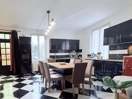 a fontenoy 02  axe soissons/compiègne  maison de 4 pièces avec 2 garages et dépendances  t