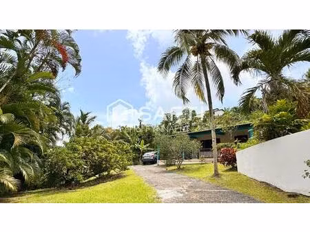 jolie maison de plain-pied avec piscine et jardin