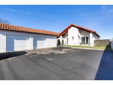 quartier arrauntz : maison de plain-pied récente / environnement calme / double garage