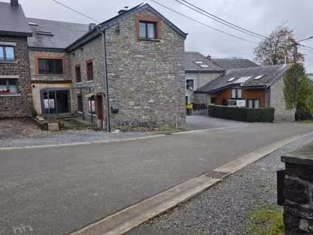 très belle maison en pierres du pays