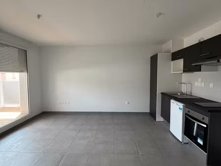 appartement récent deux pièces avec balcon