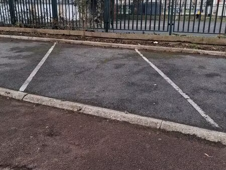 place extérieure de parking dans une propriété privée
