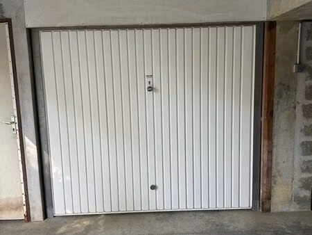 garage box fermé dans résidence sécurisée