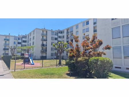 appartement de type 4 avec 2 chambres  salon  séjour  cuisine  salle de bains et cave et p