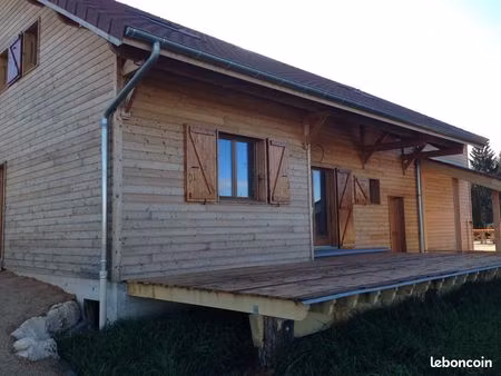 maison bois récente – terrasse & vue dégagée