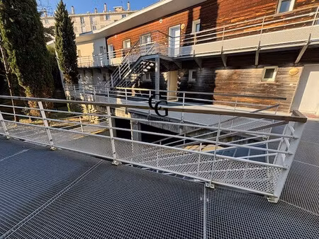 reze  quartier pont rousseau  au pied des transports et commerce