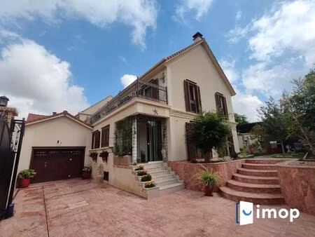 grande maison avec exterieur