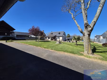 maison de 120m2  et un espace balnéo de 90m2 environ.