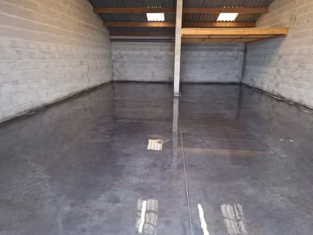 grand garage/box de 97 m²