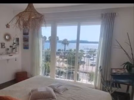 vue mer avec plage de sable à 100 mètre