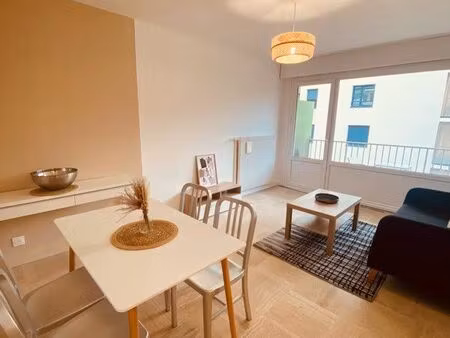 t2 meublé 45 m² – rénové 2025 – balcon – parking privatif – cave