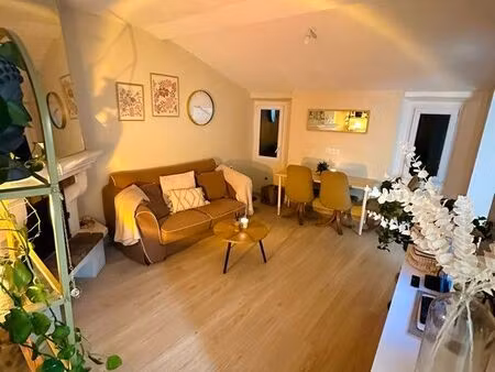 t2 meublé 47 m² centre-ville vue place des savonniers