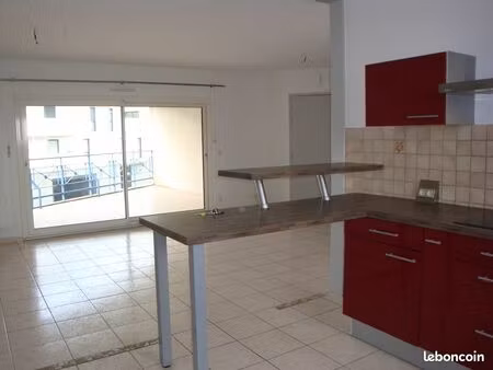 vaste t2 en excellent etat