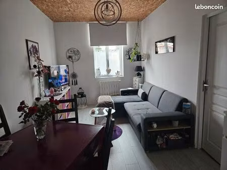 chateaurenaud t2 rdc avec terrasse et jardinet clos