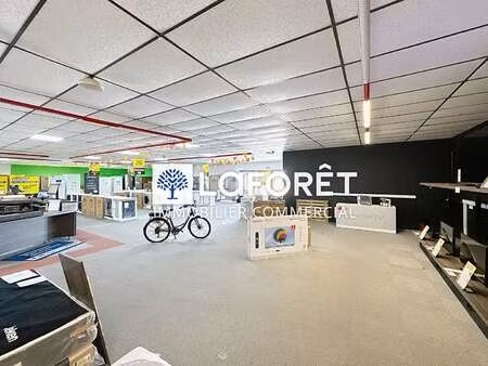 location bureaux et commerces à bressuire (79300) : à louer / 743m² bressuire