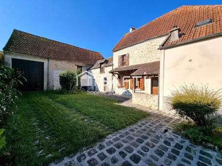beau potentiel pour cette maison en pierre de 127 m² à rénover avec deux granges sur un te