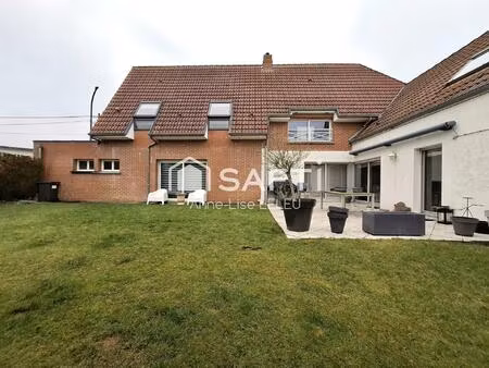 a deux minutes du bord des eaux  une maison familiale discrète aux volumes rares