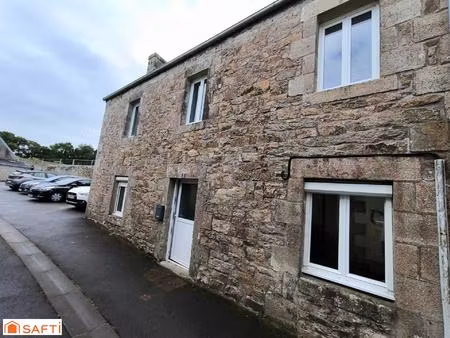 maison en pierre dans une petite rue