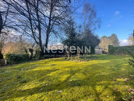 locqueltas terrain constructible de 865 m² avec maison en pierres et garage.