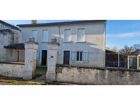 maison de village 5 pièces avec dépendances et grand terrain valdelaume (79)