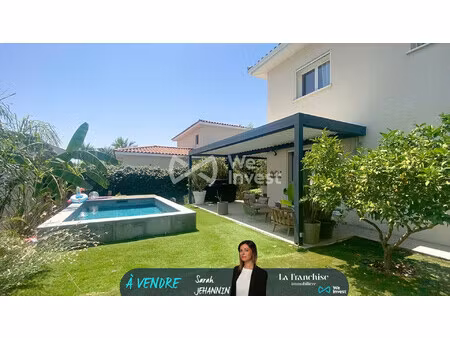 maison moderne et récente avec piscine