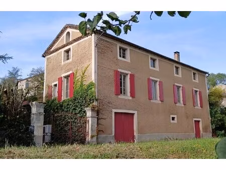 imposante maison ancienne de caractère restaurée sur sous-sol avec dépendances  sur un ter