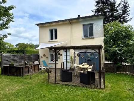 maison comprenant 2 appartements sur un terrain de plus de 600 m²  à prayssac
