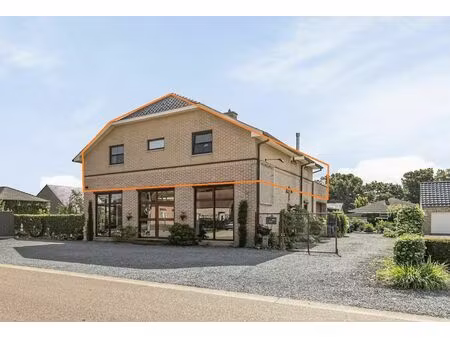 prachtig alleenstaand 2-slaapkamer appartement met carport.