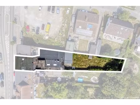 instapklare woning met riante handelsruimte!