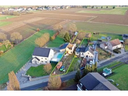 bouwperceel in opbouw met plannen in een doodlopende straat