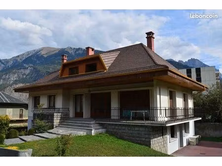 maison 196 m2 comprenant 2 logements