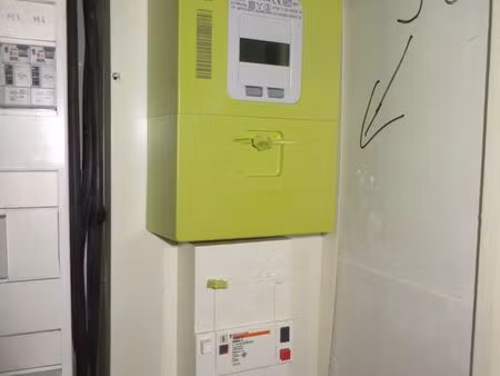 garage fermé indépendant avec compteur électrique et mezzanine stockage. 2 x 16m2