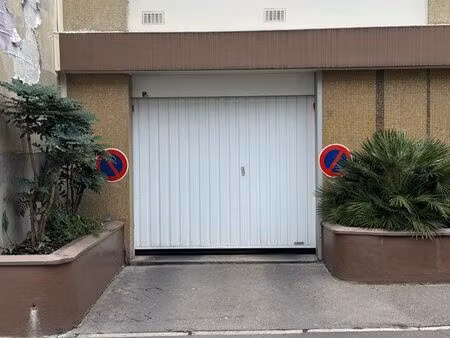 place de stationnement sécurisée deux roues