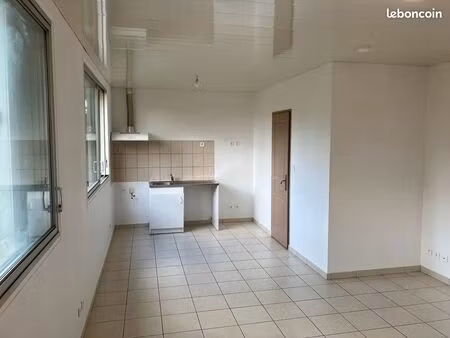 grand studio dans la ville de clémont 18410