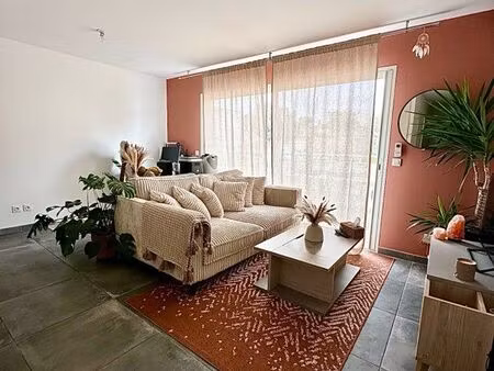 t2 + terrasse + 2 places de parking privée