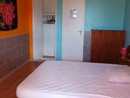 chambre avec cuisine