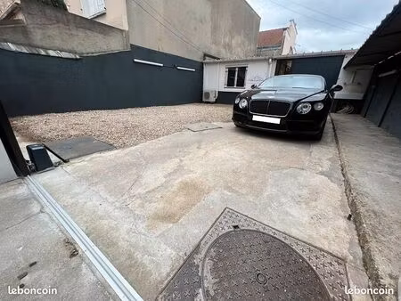 loue garage 150m2 876/mois