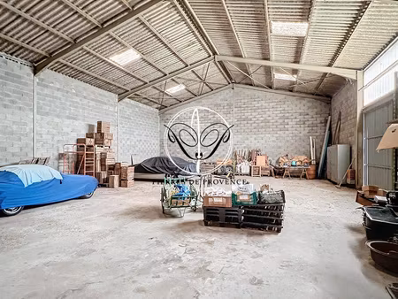 cabannes  centre village  entrepot de 200 m2 en zone constructible sur terrain de 785 m2