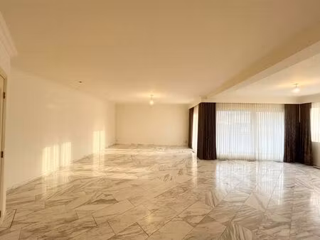 zeer ruim gelijkvloers appartement voorzien van 2 (+1) slaapkamers  terrassen en afgeslote