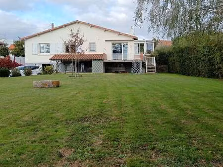 vente maison à bressuire (79300) : à vendre / 194m² bressuire