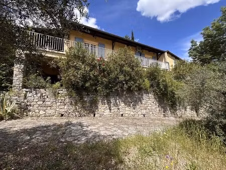 vaste villa 160 m2  5 chambres vue dégagée sur 1255 m2 clos.