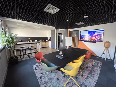 bureaux rénovés et cloisonnés en bord de saône