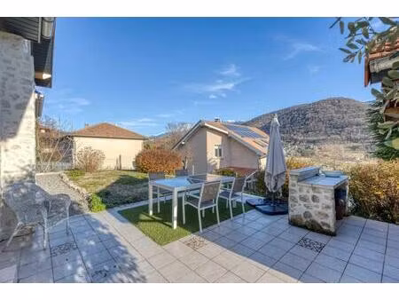 maison rénovée avec jardin de 900 m² à jarrie