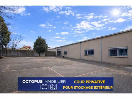 local d'activité de 432 m² avec une cour privative permettant du stockage extérieur