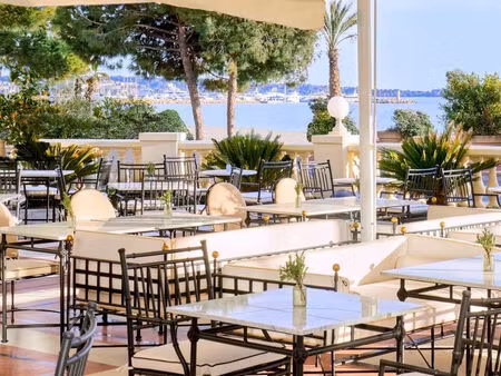 vente local commercial 10 pièces 272m2 hyères 83400 - 890000 € - surface privée