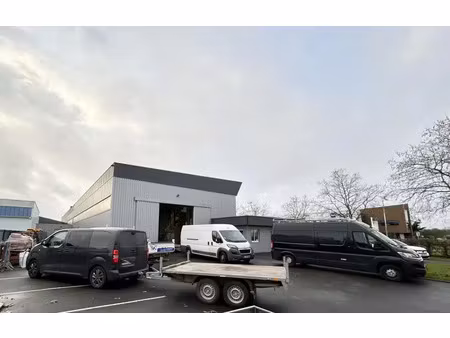 bureaux et entrepôt à louer à les sorinières avec stockage extérieur