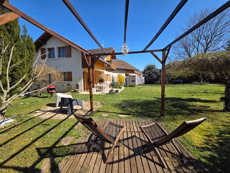 villa indépendante sur 1070 m² de terrain et sous-sol complet