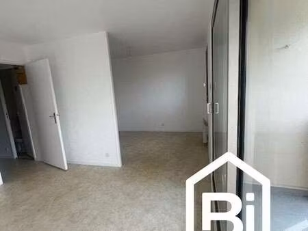 location appartement 2 pièces à courseulles-sur-mer (14470) : à louer 2 pièces / 30m² cour