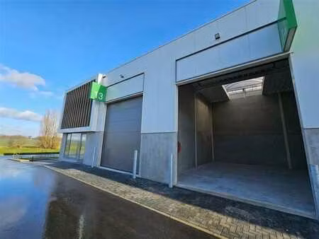 entrepôt 120m2 + parking -proche des axes