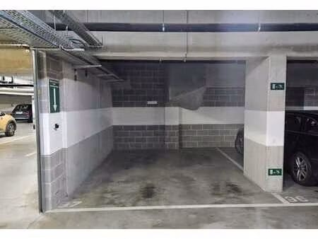 emplacement de parking 18 m² // ch. de wavre ⟂ bd souverain